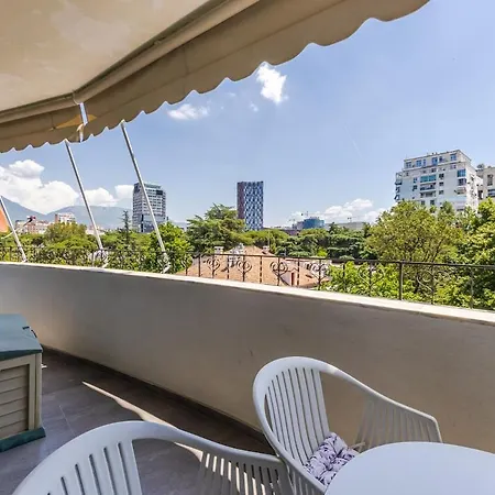 Lights 2br With Balcony By Pikhost شقة