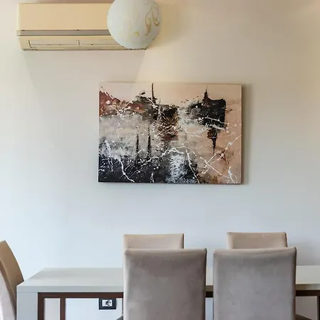 Lights 2br With Balcony By Pikhost شقة *