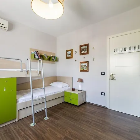 Apartment Lights 2br With Balcony By Pikhost *