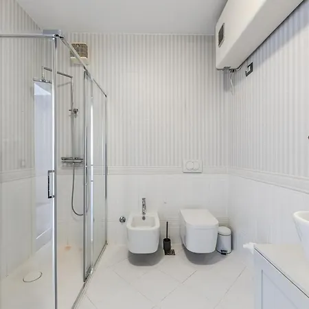 Apartment Lights 2br With Balcony By Pikhost *