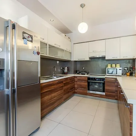 Lights 2br With Balcony By Pikhost * تيرانا