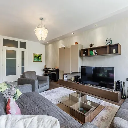 Apartment Lights 2br With Balcony By Pikhost *