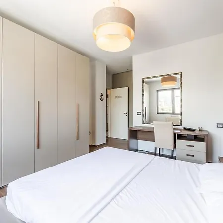Apartment Lights 2br With Balcony By Pikhost