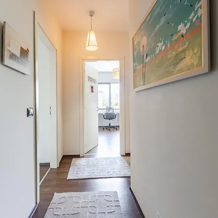 Lights 2br With Balcony By Pikhost شقة