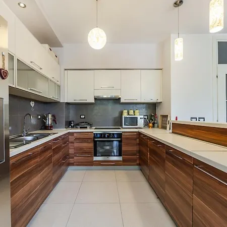 Lights 2br With Balcony By Pikhost تيرانا