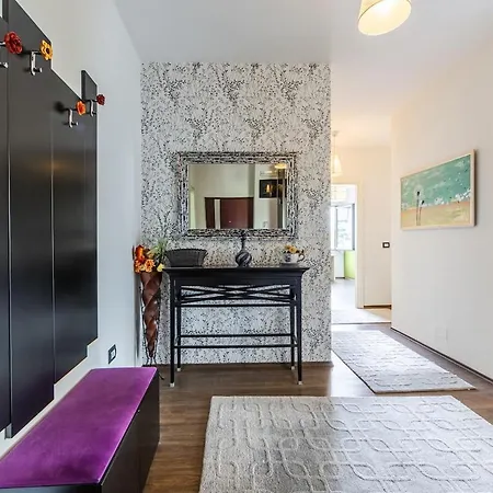 Lights 2br With Balcony By Pikhost Apartment