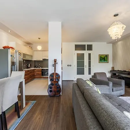 Lights 2br With Balcony By Pikhost شقة تيرانا